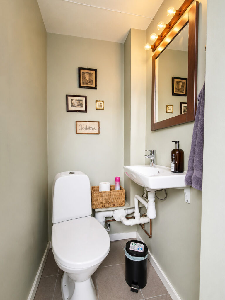 Small guest toilet