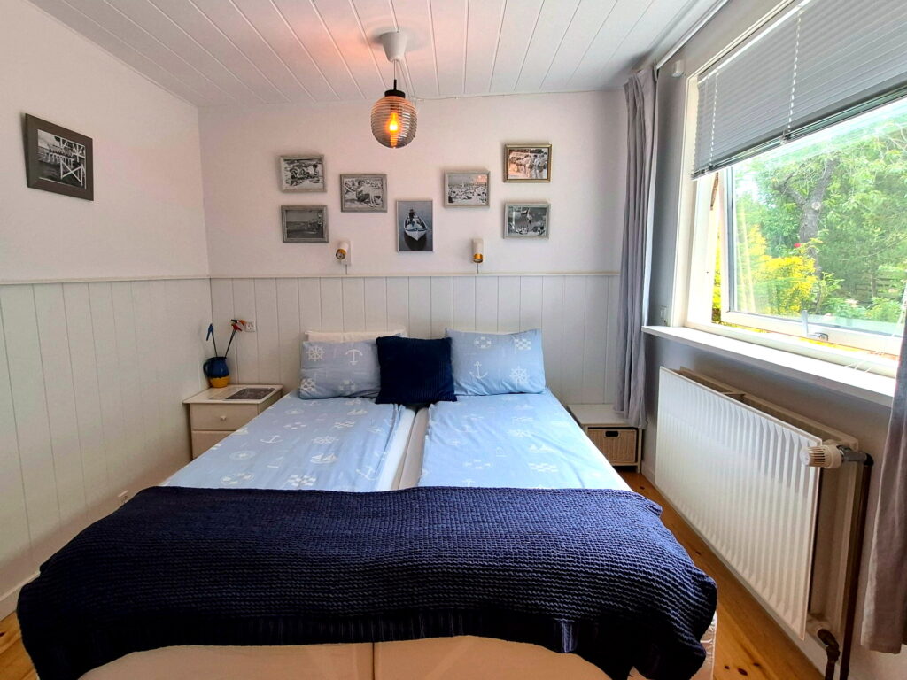 Cozy and private double room in Room 7 – The Annex, overlooking the garden.