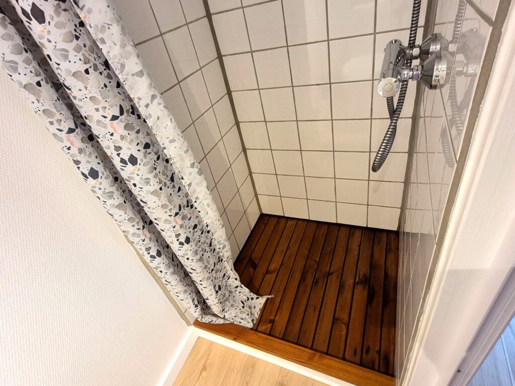 Private bathroom with shower in Room 7 – The Annex.